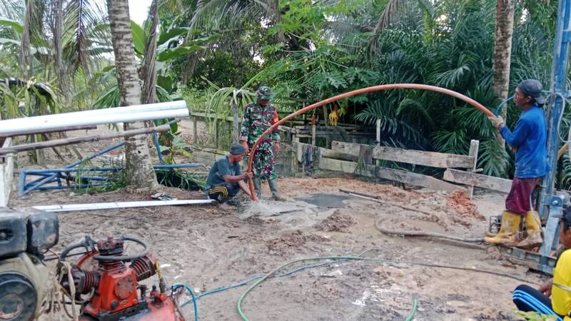 Penuhi Akses Kebutuhan Air Bersih, Babinsa Labanan Makarti Bahu Membahu Bersama Warga Membuat Sumur Bor