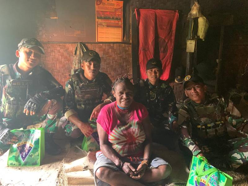 TNI di Papua: Satgas Yonif 614/RJP Bagikan Sembako untuk Meringankan Beban Warga