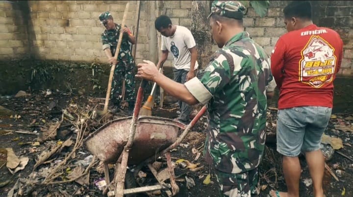 Cegah Sebelum Terlambat: Babinsa Bersama Warga dan Petugas Kesehatan Kubur Barang Bekas untuk Cegah DBD