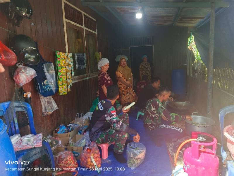 Kebersamaan TMMD, “Anggota Satgas Bantu Warga Memasak di Dapur”