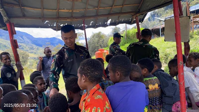 Personel Satgas Yonif 614/Raja Pandhita Ajak Anak – Anak Belajar di Pos