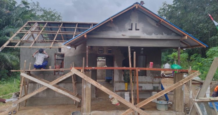 Sering Bocor Atap Rumah Pak Cahyo Dibongkar Satgas TMMD Ke - 124 Kodim 1009/Tanah Laut