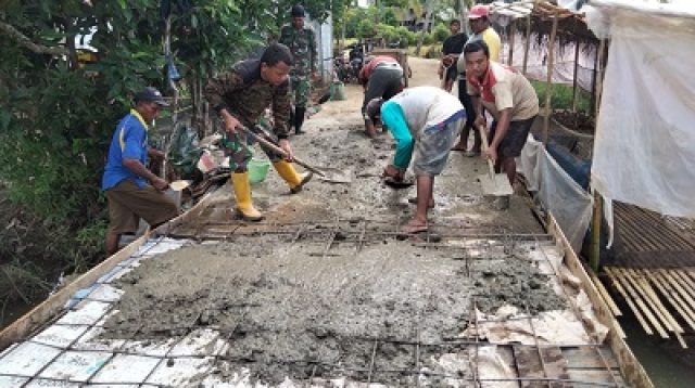Satgas TMMD ke-124 Kodim 1002/HST Kerjakan Sasaran Tambahan, Cor Lantai Jembatan Pengambau Hilir Luar