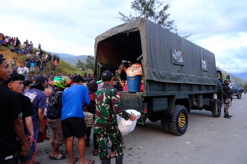 Personel Satgas Yonif 614/RJP Bantu Warga Korban Kebakaran