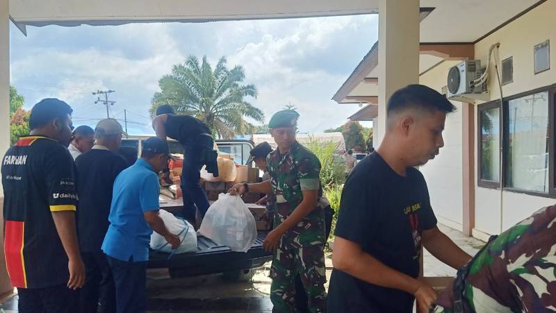 Ringankan Beban Korban Banjir di Kec. Segah, Babinsa Koramil 09/Biatan Bersama Forkopimcam Tabalar Berikan Bantuan