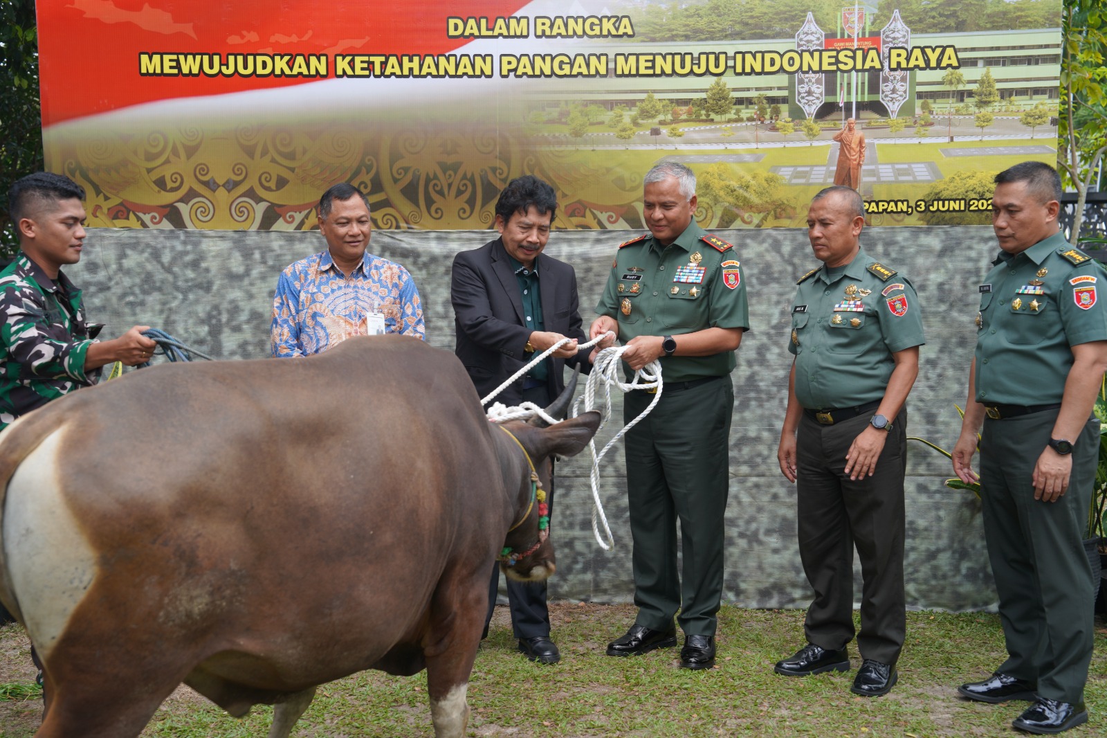 Kodam VI/Mulawarman Terima Bantuan Pompa Air dan Hewan Kurban dari BPIP: Sinergi Perkuat Ketahanan Pangan dan Nilai-Nilai Pancasila