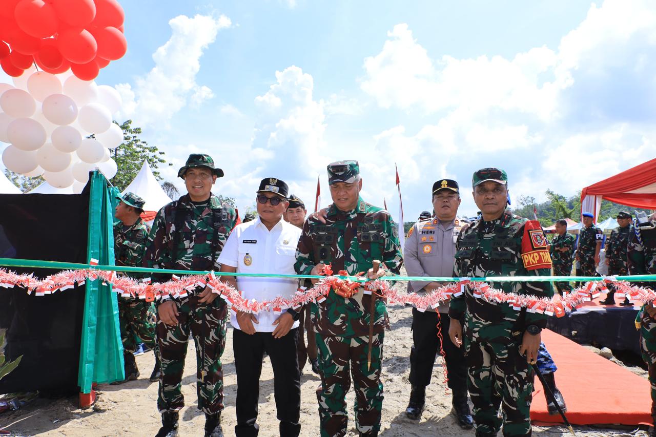 Pangdam VI/Mulawarman Tutup TMMD ke-124 TA 2025 di Samarinda, Tuntaskan Sejumlah Pembangunan Strategis dan Berikan Bantuan Sosial