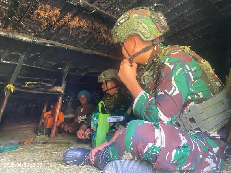 Anjangsana dan Bantuan Sembako dari Satgas Yonif 614/RJP untuk Warga Tima