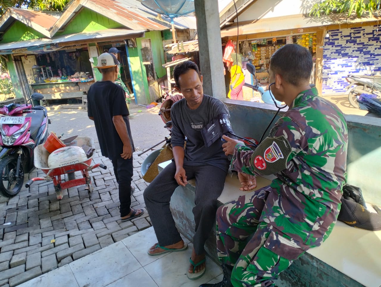 Jelang Penutupan TMMD ke-124, Tim Kesehatan TNI Berikan Pelayanan Tulus Bagi Warga Pengambau Hilir Luar