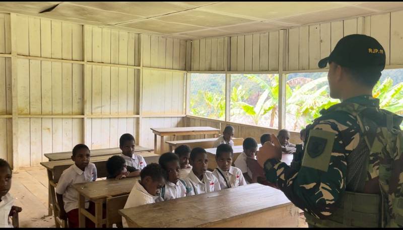 Satgas Pamtas Yonif 614/RJP Laksanakan Kegiatan Belajar Mengajar di SDN Inpres Brume