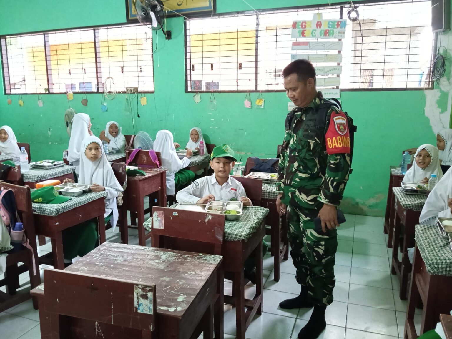 Babinsa Jajaran Kodim 1006/Banjar Berikan Pendampingan Pendistribusian Makan Bergizi