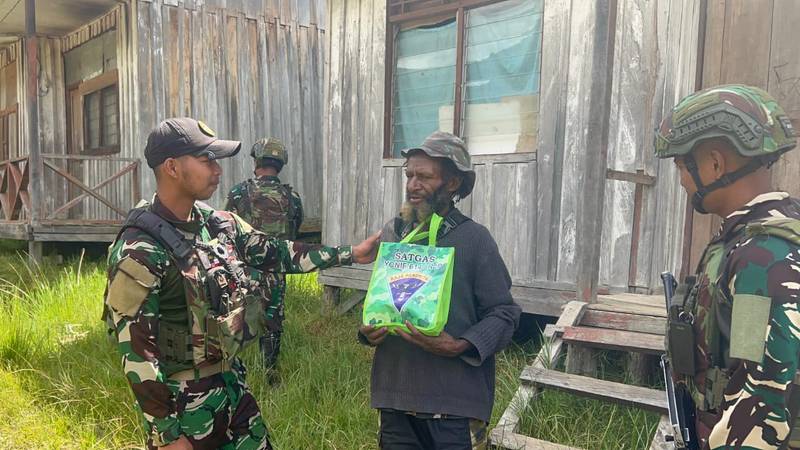 Satgas Yonif 614/RJP Bagikan Sembako kepada Warga Kampung Numbokawi
