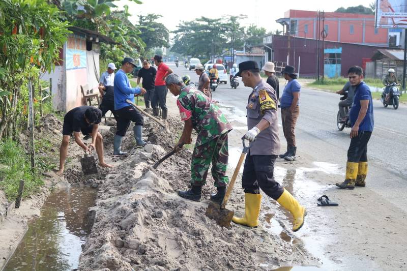 Cegah Banjir, Babinsa Nenang Bersama Warga Gotong Royong Bersihkan Parit