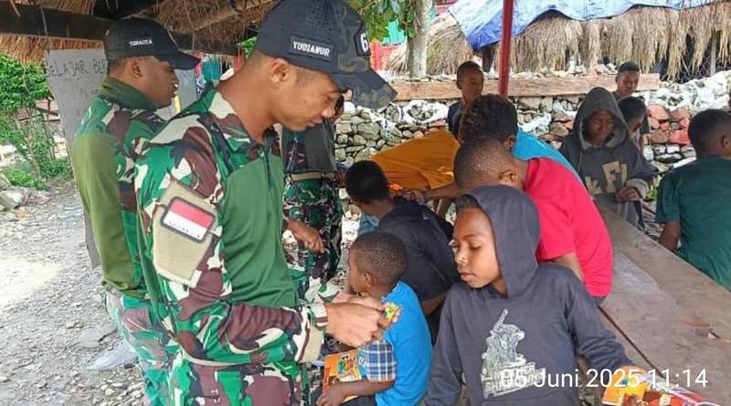 Satgas Yonif 614/RJP Gelar Kegiatan Belajar Mengajar dan Pembagian Alat Sekolah di Pos Kanggime
