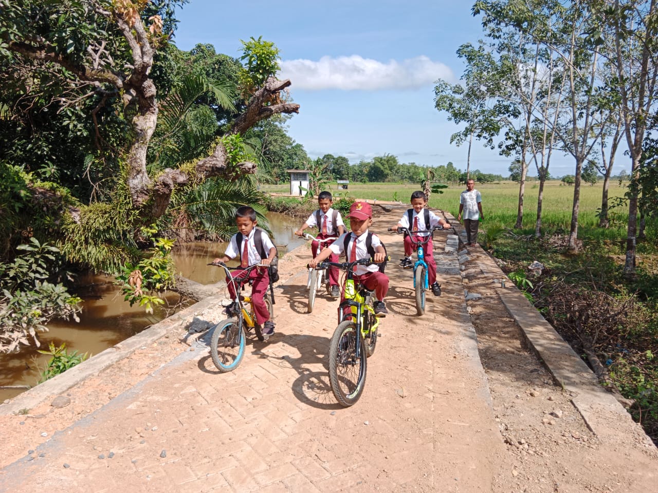 Jalan TMMD ke-124 di Pengambau Hilir Luar Nikmati, Anak-anak Berangkat Sekolah dengan Riang
