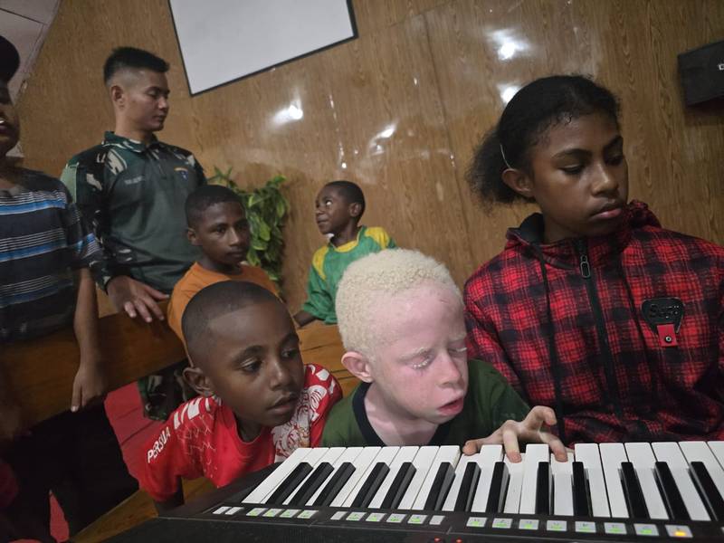 Satgas Yonif 614/RJP Ajarkan Musik kepada Anak-anak untuk Menumbuhkan Rasa Kebersamaan