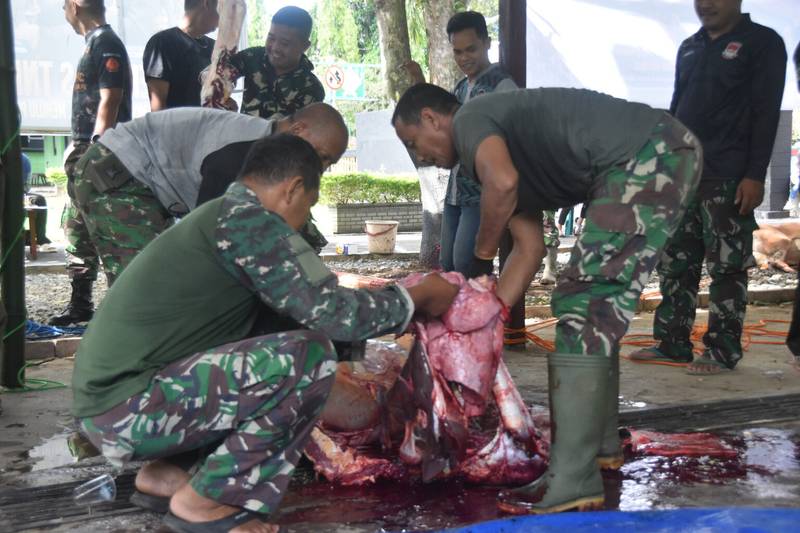 Momen Idul Adha, Kodim 1003/HSS Bagikan Daging Qurban kepada Masyarakat dan Fakir Miskin