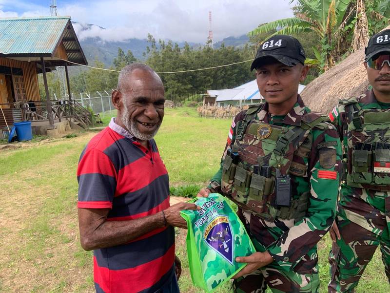 Satgas Pamtas Yonif 614/RJP Bagikan Sembako kepada Warga Nambume, Papua Pegunungan