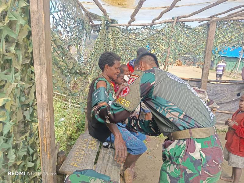 Pos Satgas Yonif 614/RJP Berikan Pengobatan kepada Masyarakat Perbatasan Papua