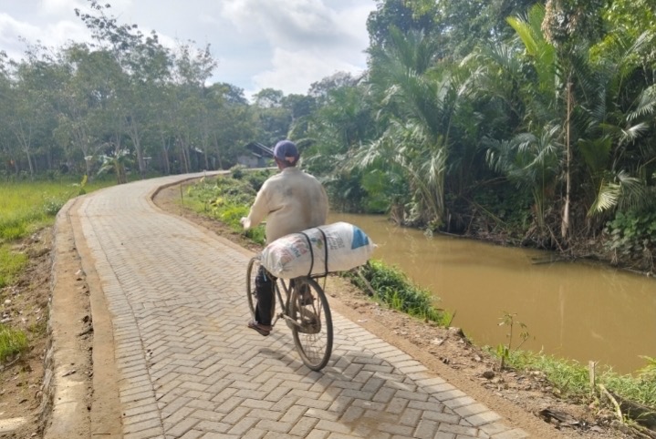 Jalan TMMD ke-124 di Haruyan: Lancar untuk Kendaraan, Nyaman untuk Sepeda Angkut Hasil Kebun