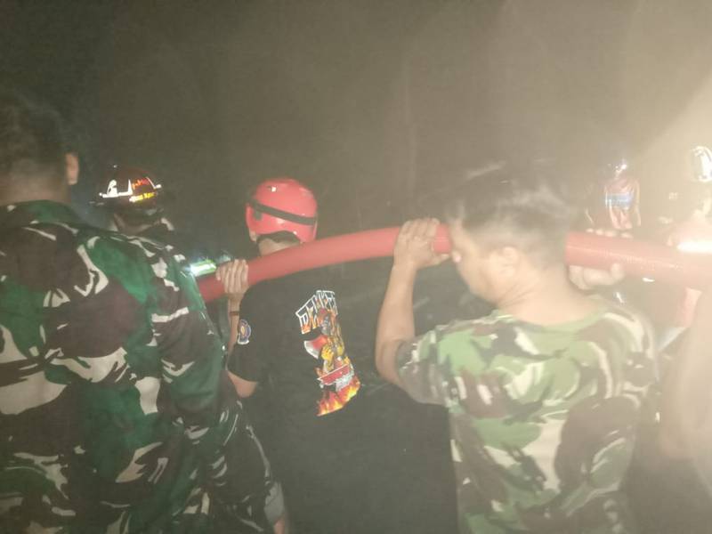 Dua Rumah Warga Terbakar di Desa Muara Ninian, Babinsa Koramil 1001-01/Juai Tanggap dan Sigap di Lokasi