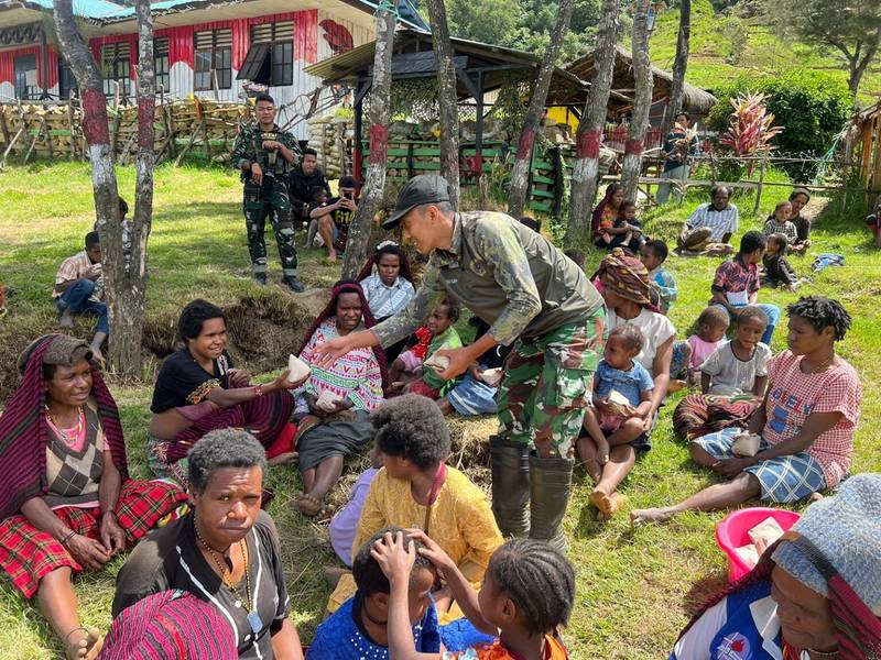 Satgas Yonif 614/RJP Bagikan Ratusan Makanan Bergizi di Perbatasan Papua