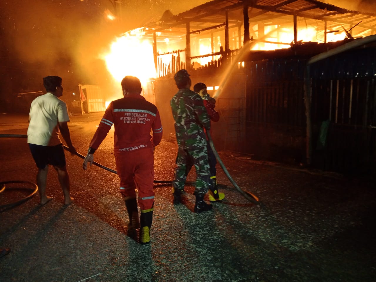 Dengan Sigap dan Cepat, Babinsa Koramil 03/Pulau Derawan Bantu Padamkan Api