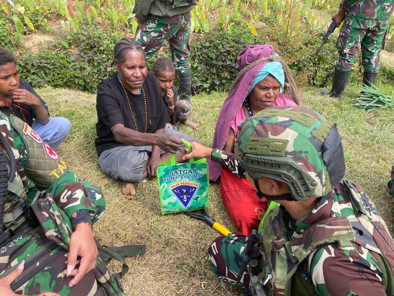Satgas Yonif 614/RJP Pererat Hubungan dengan Warga Perbatasan Papua