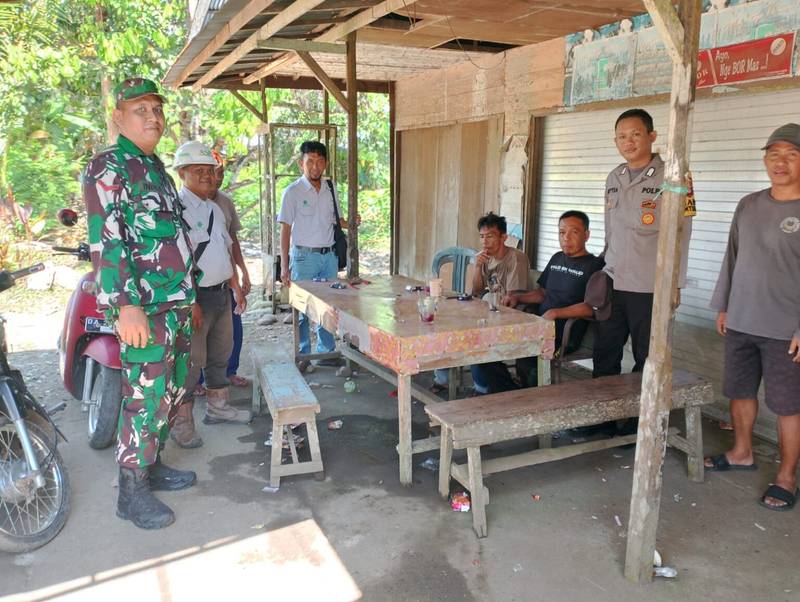 Masyarakat Desa Pantai Ulin Dapatkan Edukasi Tentang Bahaya Karhutla dari Babinsa Bersama Stakeholder di Wilayah