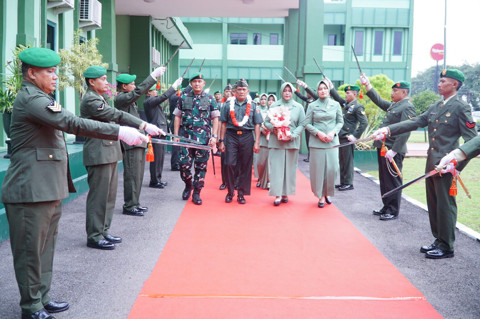 Unik dan Menarik, Tradisi Sangkur Pora Iringi Acara Pelepasan Prajurit Kodim 0906/Kkr