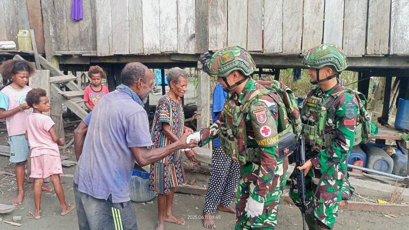Satgas Yonif 614/RJP Berikan Pengobatan Gratis bagi Warga Perbatasan