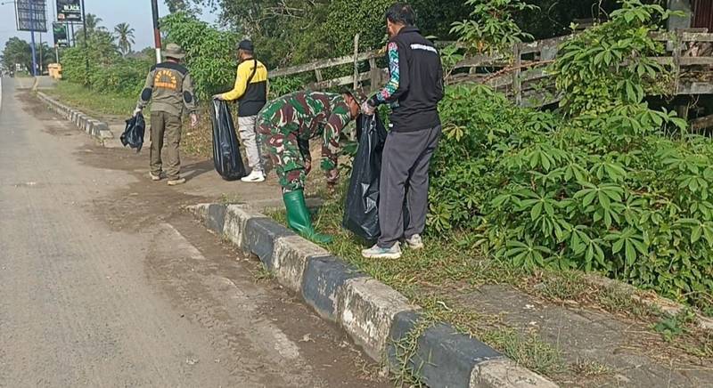 Koramil 1005-07/Alalak Bersih-Bersih Pasar di Alalak, Cegah Banjir dan Wabah Penyakit!