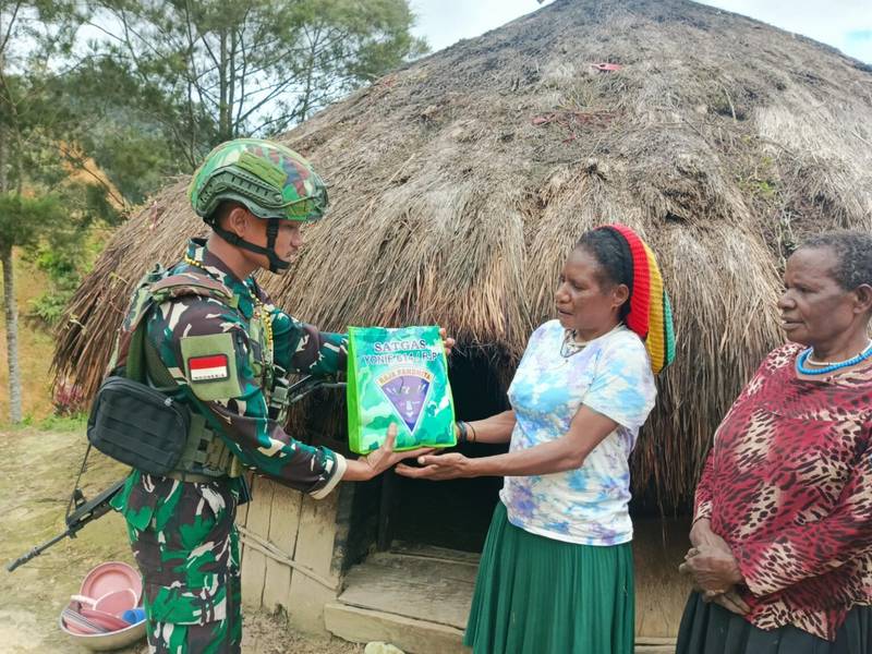 Satgas Yonif 614/RJP Bagikan Sembako ke Masyarakat Kampung Popome
