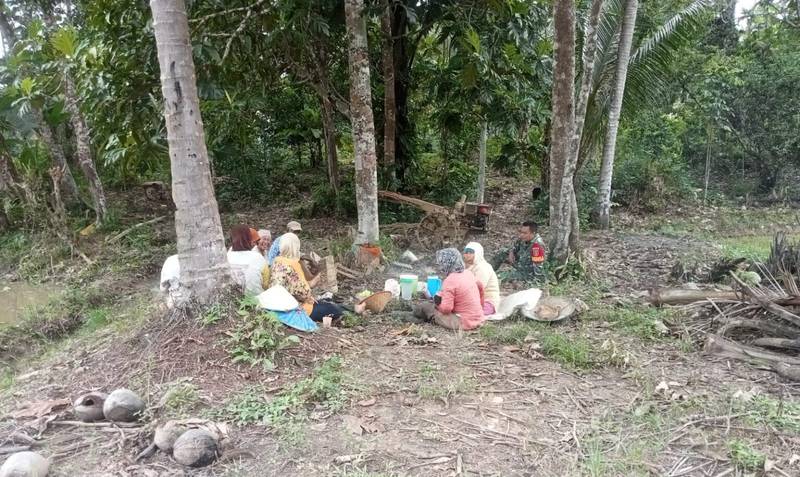 Manfaatkan Waktu Istirahat untuk Bersenda Gurau, Babinsa dan Petani Saling Eratkan Tali Silaturahmi