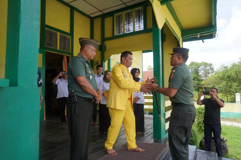 PERKUAT SINERGI DENGAN PEMANGKU ADAT, DANDIM 0902/BRU BESERTA JAJARAN STAF KODIM KUNJUNGI KESULTANAN KERATON SAMBALIUNG