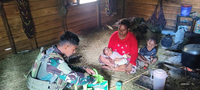 Satgas Yonif 614/RJP Berbagi Kasih dengan Warga Balingga melalui Bantuan Pakaian