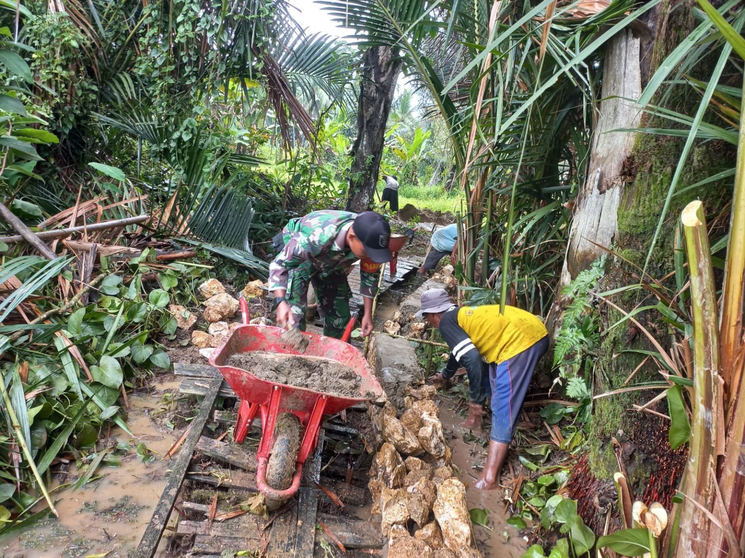 Dukung Pertanian Lokal, Babinsa Barabai dan Masyarakat Bangun Jalan Usaha Tani