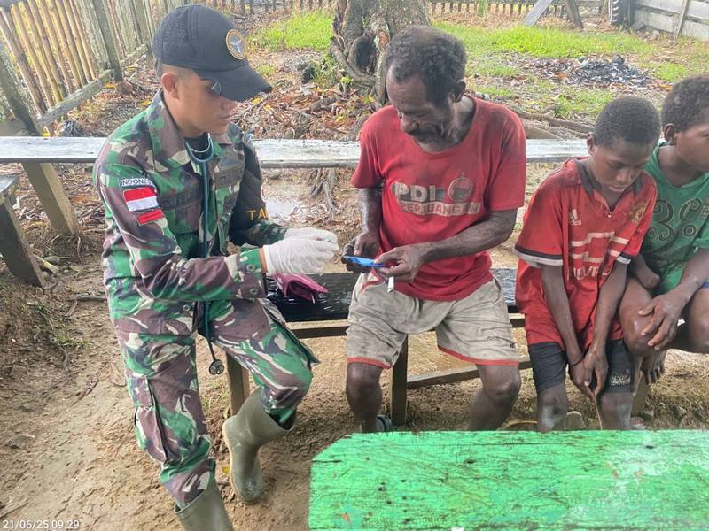 Peduli Terhadap Kesehatan Masyarakat, Satgas Yonif 614/RJP Rutin Melaksanakan Pengobatan Gratis