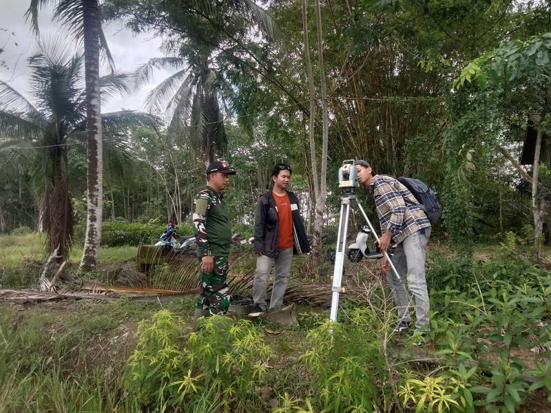 Babinsa Koramil 0908-02/Muara Badak Dampingi Tim SID Meninjau Dan Mengukur Saluran Irigasi Di Wilayah Binaan