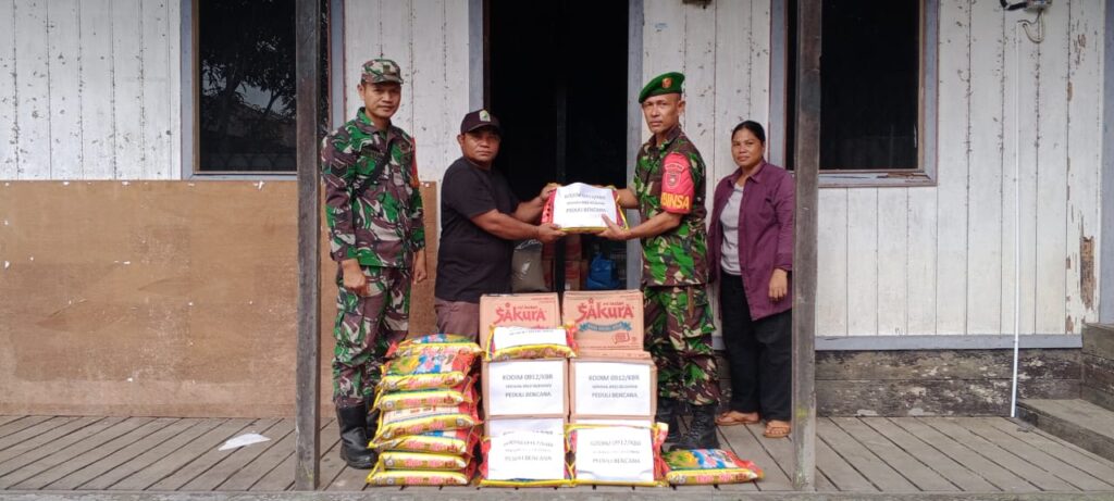 Babinsa Koramil 0912-06/Damai Bantu Warga Terdampak Kebakaran di Kampung Besiq