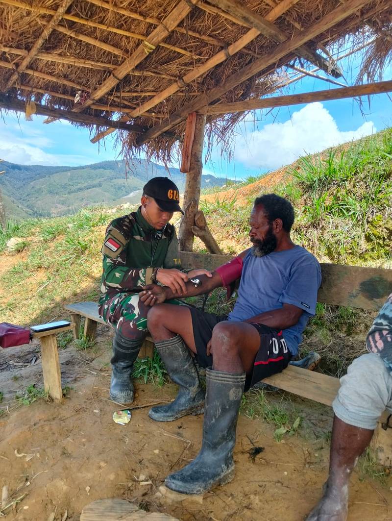 Satgas Yonif 614/RJP Berikan Pelayanan Kesehatan Gratis kepada Masyarakat Konikme