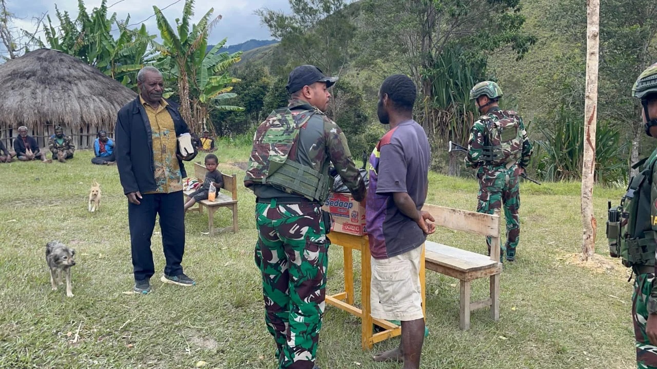 Bentuk Kepedulian Satgas Yonif 614/RJP, Melayat ke Rumah Duka Warga yang Anaknya Meninggal Dunia
