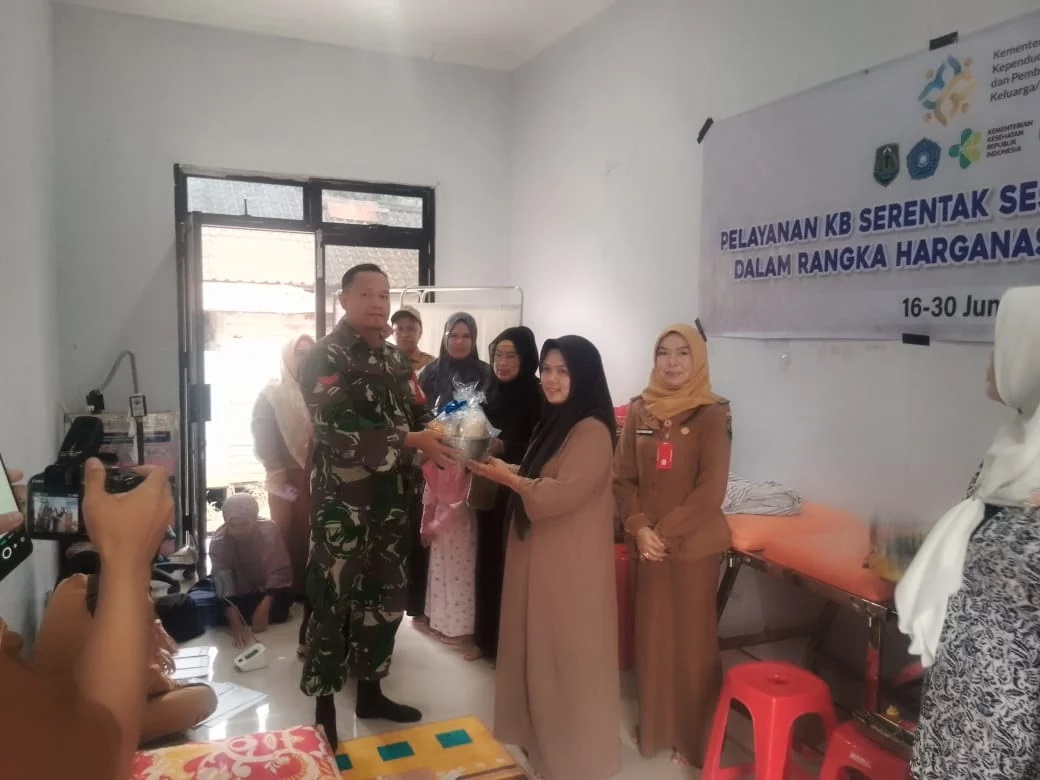 Masyarakat Amuntai Tengah Antusias Ikuti Pelayanan KB Serentak, Babinsa dan DPPKB HSU Dukung Kegiatan