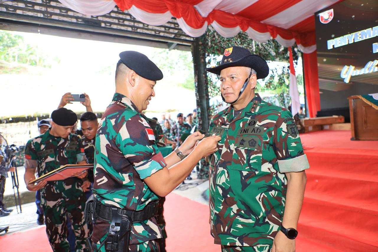Pangdam VI/Mulawarman Kunjungi Yonkav 13/SL, Tinjau Ketahanan Pangan dan Sematkan Brevet Kehormatan