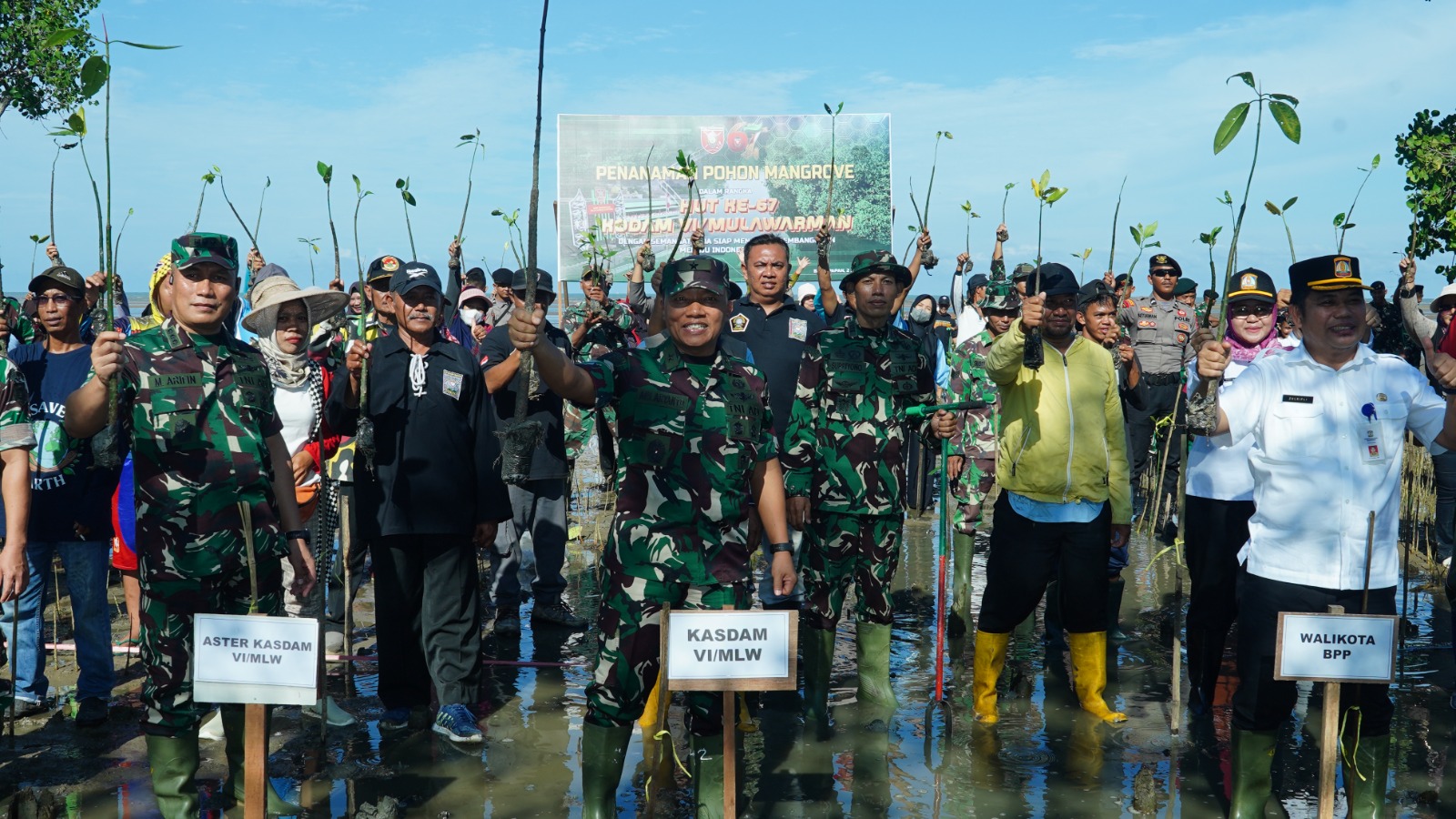 Kodam VI/Mulawarman Gelar Penanaman Pohon Mangrove di Balikpapan Timur Dalam Rangka HUT ke-67