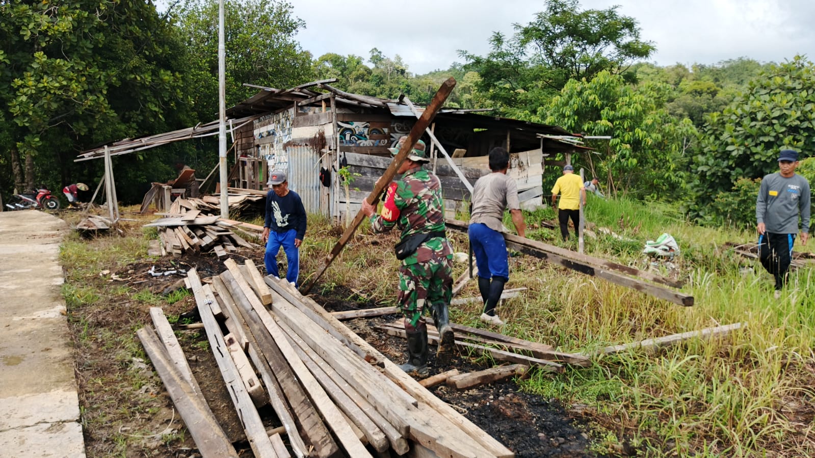Wujudkan Semangat Gotong Royong di Perbatasan, Babinsa Koramil Data Dian Bersama Warga Bersihkan Gereja