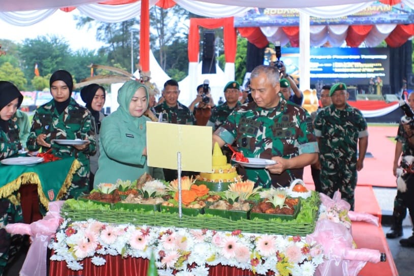 Tetap Solid, Guyuran Hujan Tidak Menyurutkan Semangat HUT ke-67 Kodam VI/Mulawarman