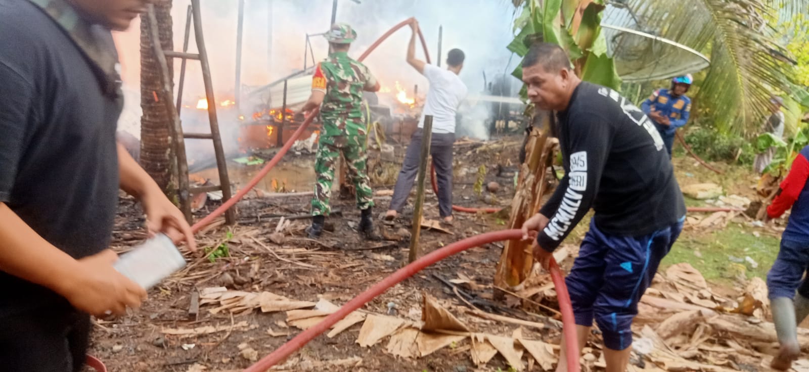 Babinsa Koramil 1022-02/Kusan Hilir Sigap Bantu Padamkan Kebakaran di Desa Manurung