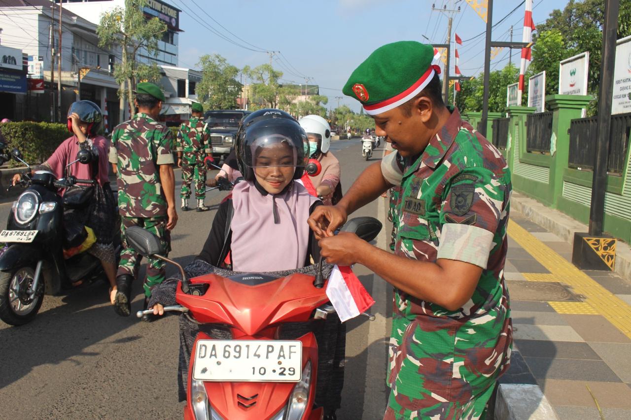 Puluhan TNI Di Tanah Laut Turun ke Jalan Sambut Agustusan