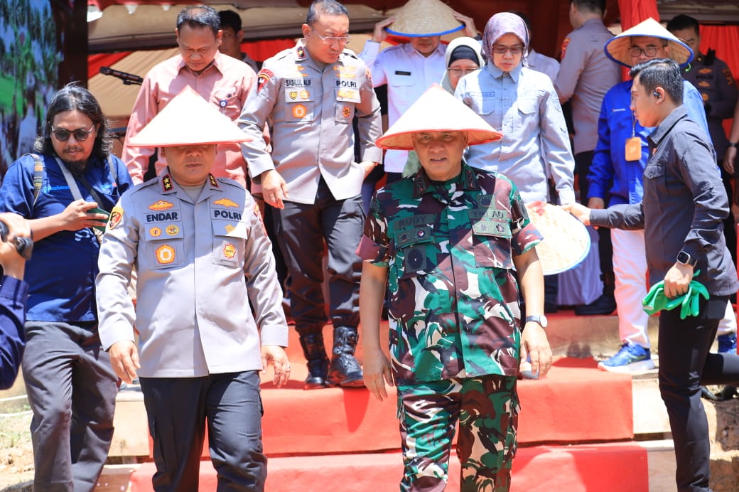 Sinergi TNI–Polri Wujudkan Swasembada Pangan: Pangdam VI/Mulawarman Turun Menanam Jagung Serentak